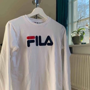  - Jättefin långärmad tröja från Fila, köp på JD sports. Står storlek xxs men skulle nog säga att de är en s/xs. Nästan aldrig använd. Frakt tillkommer 🥰