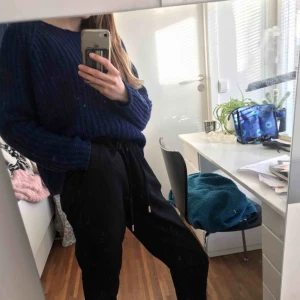  - Jättefin blå stickad tröja från Kappahl. Inte så tjock o ganska ”straight” modell så lätt att vika in till byxor osv:) säljer pga kommer inte till användning🥰