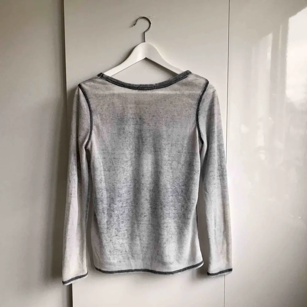 En mjuk och grå långärmad tröja från Forever21. Tröjan är väldigt tunn och bekväm.   Köparen står för eventuell portokostnad. . Tröjor & Koftor.