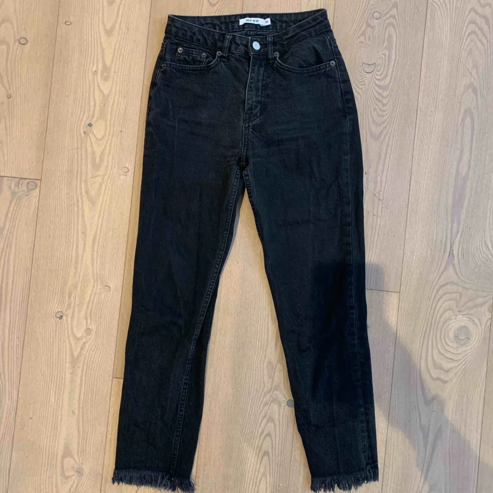 Säljer dessa jeans från Nakd, såå snygga verkligen. Hade gärna behållt om dom passade! Kan mötas upp norr om Stockholm (Danderyd, Täby) annars tillkommer frakt på 69kr🥰. Jeans & Byxor.
