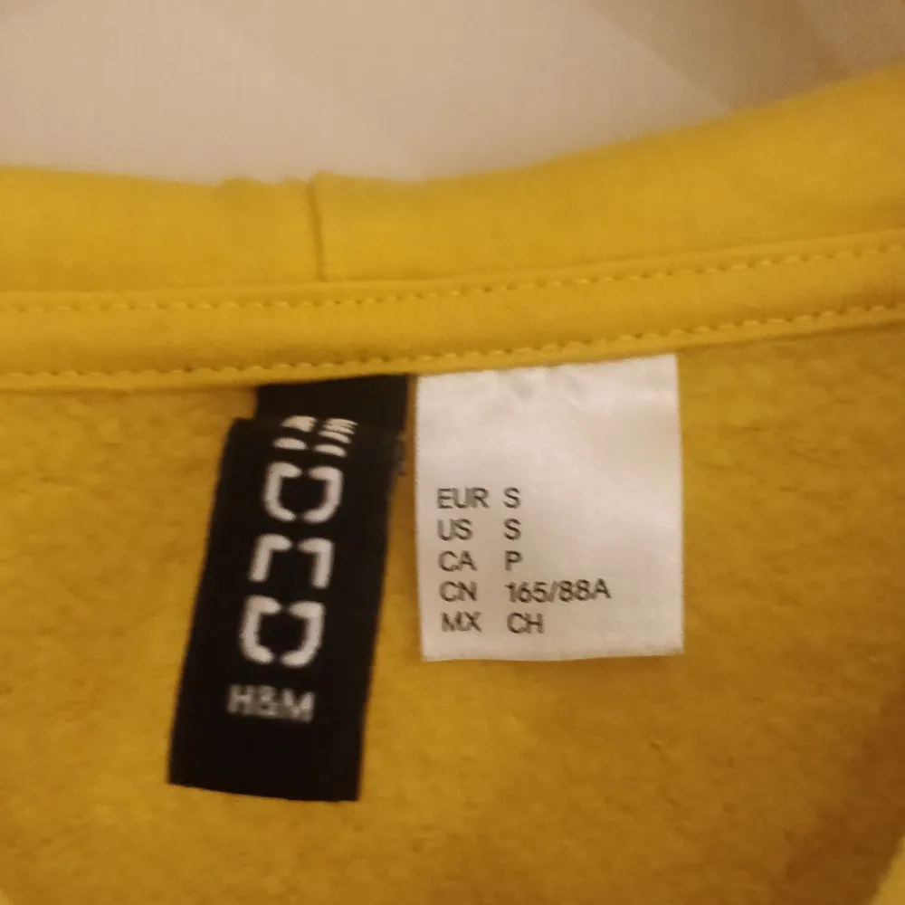 Cropped Gul hoodie från H&M. Aldrig använd (frakt ingår). Hoodies.