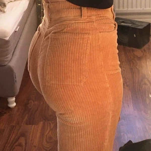  - Hur länge har du inte letat efter de perfekta manchesterbyxorna? Well, du har hittat dem. Jättefin brun färg, raka och lite croppade i benen på mig som är 165, fickor bak och fram och framförallt otroligt bekväma. Möts upp i Umeå, annars tillkommer frakt!