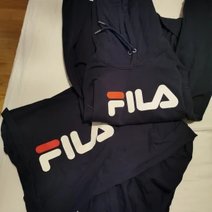 Fila byxa och hoodie stl L - I mycket fint skick. Blå! 
