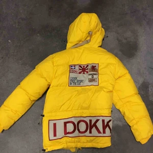  - VÄRLDENS FETASTE JACKA! Sitter snyggt, lite lite oversized på mig som har s/xs. Det något hål inuti så att den läcker lite fjädrar (kan säkert fixas) - så jag har haft en liten svart innejacka (som följer m i priset). ☄️