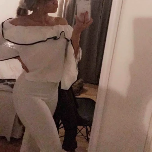  - Vita utsvängda byxor som aldrig kommer till användning 