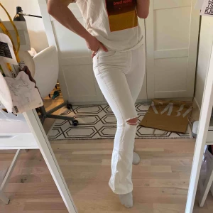  - Vita bootcut as snygga sitter jätte fint ganska tjockt material! Stretchiga är 169 ungefär🥰