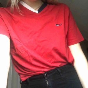  - Vintage Tommy Hilfiger t-shirt köpt på vintage affär i Spanien! Superfint skick och väldigt skönt material. Unisex storlek S. Köparen står för eventuell frakt 🥰