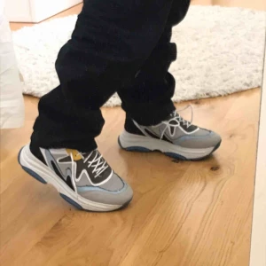  - Brilliant sneakers från NELLY  Mycket bekväma sneakers med en hög, mjuk sula! Använda fåtal gånger. Säljes pga: ej fått användning för dem. Köparen står för frakt❤️  Skosnörena är utbytta, men självklart får man också med de ordinarie snörena om man köper