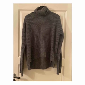  - Fin mysig stickad tröja i storlek L men skulle säga att den liknar mer en M/S. Frakt tillkommer