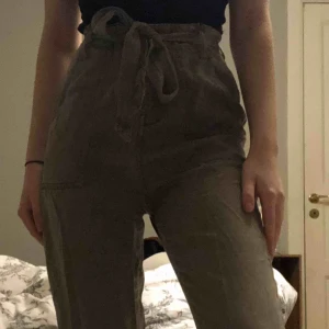  - Militärgröna cargo-ish byxor köpta på primark förra året. Lite tunnare i tyget vilket är perfekt för kommande vår och sommar. Plagget kan fraktas mot betalning!