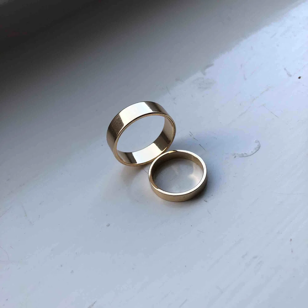 Två ringar i okänd metall. Använda men som nya.  Storlek: - Den minsta ringen är ca 15.5-16 - den större ringen är ca 17.5  Köparen står för frakt på 15kr. . Accessoarer.