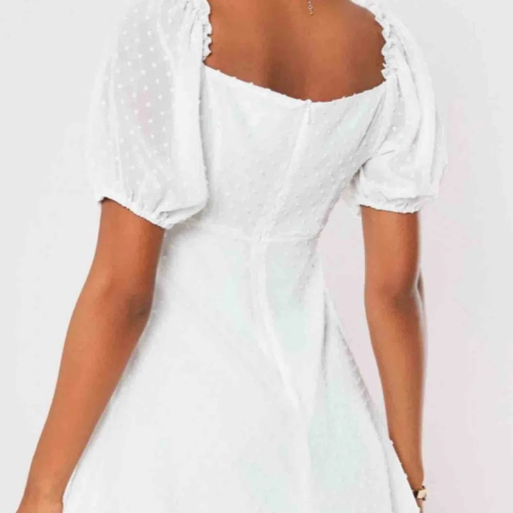 Jättefin vit klänning från Missguided, aldrig använd! Storlek 38 men funkar på mig som är en 36a. Säljer då den är för stor i bysten tyvärr. Perfekt till student! Kan fraktas eller mötas upp i Stockholm Täby eller Norrtälje! :) . Klänningar.