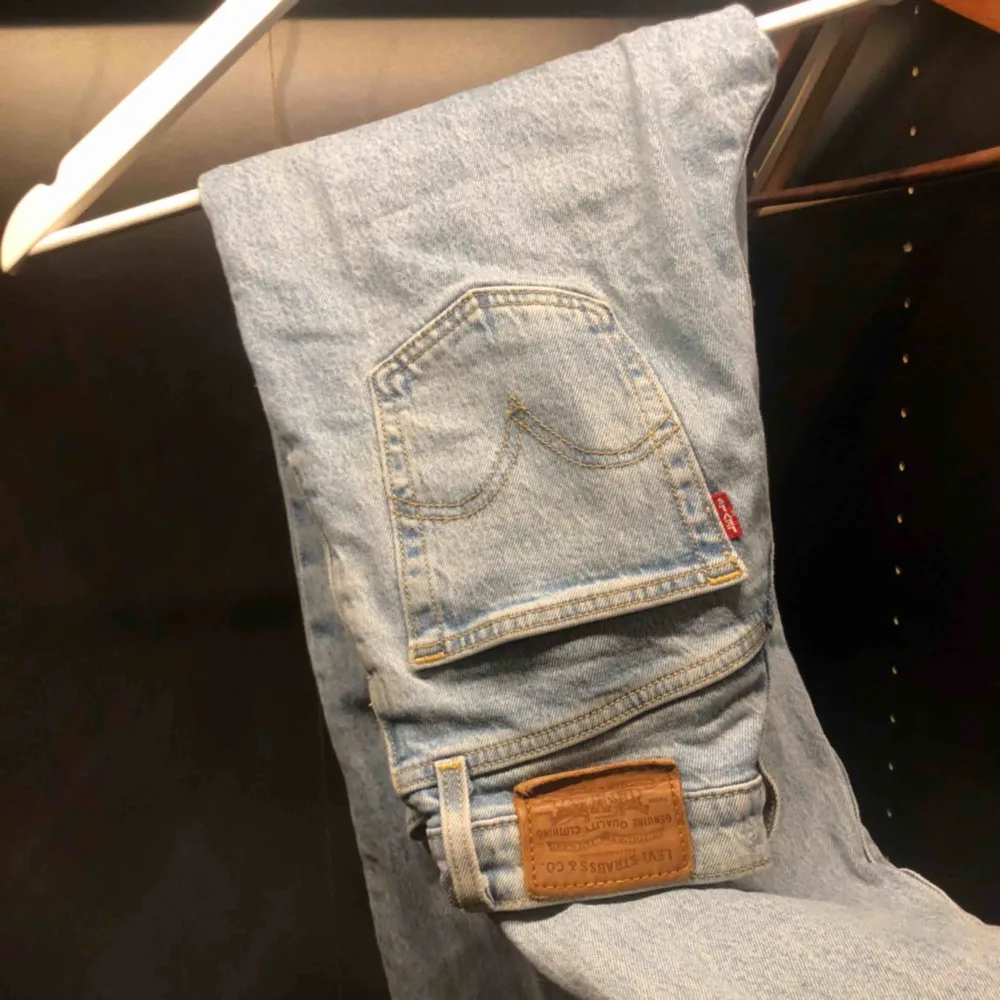 Klassiska levis jeans helt raka och breda nedåt går ner precis över anklarna på mig som är 166cm. Suuuper bra passform och sparsamt använda så är i gott skick! ⚡️⚡️❤️ Sitter även as najs på rumpan🤓🤩. Jeans & Byxor.