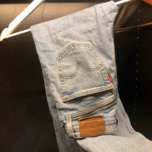  - Klassiska levis jeans helt raka och breda nedåt går ner precis över anklarna på mig som är 166cm. Suuuper bra passform och sparsamt använda så är i gott skick! ⚡️⚡️❤️ Sitter även as najs på rumpan🤓🤩