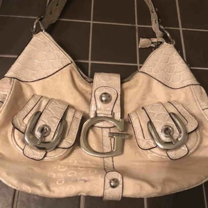  - Fin beige väska från guess. Perfekt att hänga över axeln i vår och sommar till en ljus outfit!! 