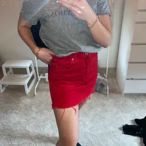 Röd jeans kjol från Topshop (köpt på Zalando). Knappt använd då jag tycker att den är lite stor, så är man en storlek 36 skulle den nog funka om man vill att den sitter tightare. Frakt tillkommer.