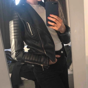  - Skinnjacka från chiquelle i storlek 36. Använd en gång så skicket är mycket fint. Ordinarie pris 699kr  Om fler bilder önskas är de bara att fråga.