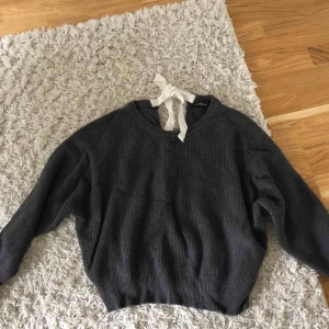  - Oversize stickad tröja med knytning i bak, köpt på zara. Använd ett fåtal gånger! Frakt tillkommer. 