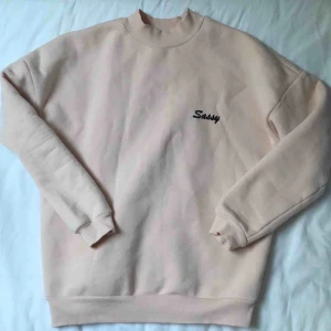  - Ljusrosa tjocktröja från Topshop. Använd 1 gång, jättebra skick. Betalning via swish, kan mötas upp i Stockholm alternativt frakta då köparen står för frakten.