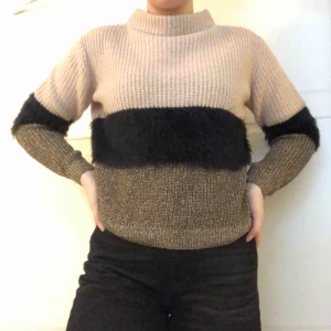  - Rolig tröja som knappt använts. Storlek xs egentligen men mer som en s. Kan stickas lite vid handlederna men det är inget som stört mig. 