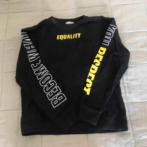  - Oversized sweatshirt från Lisa Ankarmans kollektion med Madlady, nästan aldrig använd🥰