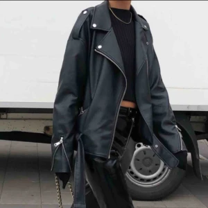  - Helt oanvänd skinnjacka ifrån nelly<3 sitter riktigt bra och oversized perfekt till våren med en hoodie under:) 