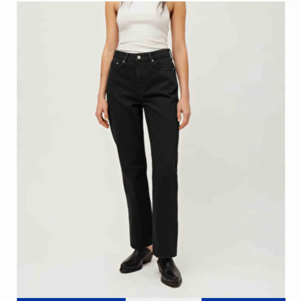 Säljer ett par Voyage jeans från Weekday. Säljer dessa då de är för korta för mig🥰 köparen står för frakt . Jeans & Byxor.