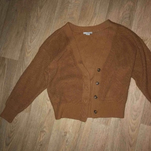  - söt kofta från h&m. strl xs men passar även s, frakt 15kr elr möts upp😊