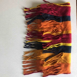  - Lååååååång och mysig halsduk. +- en halvmeter bred.   Inköpt i Holland. Vet ej märke. Sparsamt använd.   Materiallapp bortklippt men gissar på någon slags akryl mix.