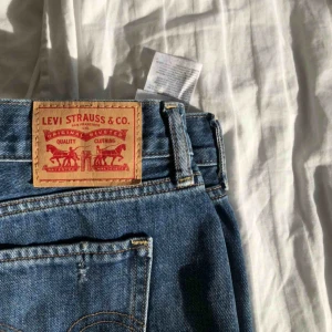  - Jättesnygg Levis jeanskjol, går inte att köpa längre.   Ifall du vill ha mera information eller bilder så kan du bara kontakta mig ❤️ Jag möts upp i Stockholm, helst slussen. Jag skulle kunna posta men undviker helst det (köparen står för frakt). 