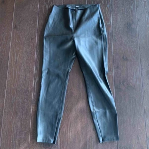  - ”Skin”-byxor den bikbok i en snygg modell. Dragkedja finns på sidan. Köpta för ca 500kr. Använda en gång då de tyvärr är för stora. Dragkedjor finns också på sidorna vid fötterna så man kan få dem med slitts😙