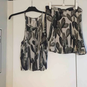  - Offwhite o grön. Från GinaTricot. Linne i strl 36 och kjol i strl M. (Innerkjolen är avklippt så den inte syns i nederkanten). 50kr/st om man vill ha någon del separat.  📬 Frakt 55kr.