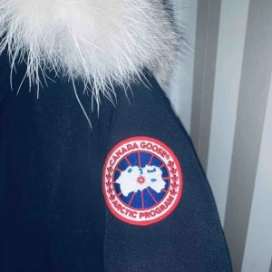  - Canada goose jacka i killmodellen long parka! Sparsamt använd, äkta men kvitto finns tyvärr inte kvar. Skriv för fler bilder eller frågor om ni undrar över något!!😀