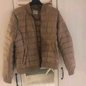  - Snygg beige täckjacka/vårjacka! Passar även M, använd få gånger. Nypris 499kr Köparen står för frakt