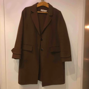  - Tunn kappa från Mango i ull&polyester. 200 kr inklusive frakt 