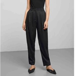  - Rosella trousers från weekday, aldrig använda då jag fick dom i present och dom inte passade. Alltså i helt nytt skick, kostar 500kr från början. Skriv förslag på priser så kan det diskuteras, har inget pris bestämt.
