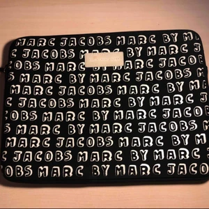  - Marc Jacobs datafodral i fint skick säljes. Passar 13 tum laptops. 