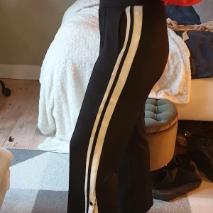 Cubus byxor storlek xs/s - Supercoola byxor från Cubus. Man kan knäppa upp eller knäppa slisten.  Passar S och XS.  60kr Frakt tillkommer. Om du inte är nöjd med priset så skriv! Betalning sker via swish