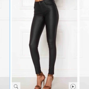  - Säljer dessa sjukt populära ”skinn” byxorna då de tyvärr inte har kommit till någon användning, startbudet är 70kr, ENDAST ANVÄNT ETT PAR GÅNGER, (ej min bild, kontakta för mina egna bilder) 💞💞💞