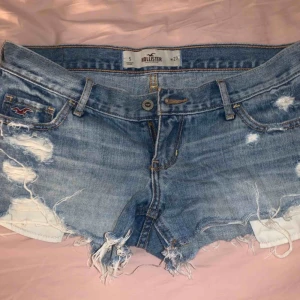 - Hollister shorts, knappt använda. Storlek w/27 dvs en S ungefär. Passar perfekt nu till sommaren. Köparen står för frakt