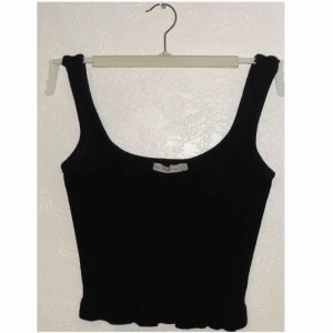  - Simpel stickad topp från Zara med liten utsvävning som man ser på bild 2! Aldrig använd! Frak tillkommer