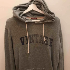  - 10/10 skick, typ aldrig använt, ligger bara och skräpar. Skön, clean hoodie!
