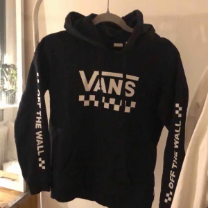  - köpt på zalando men inte min stil längre därför säljer jag denna kanonsnygga hoodie som är använd fåtal gånger🥰