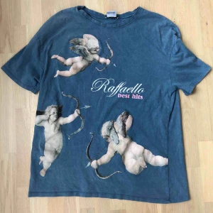  - Snygg tröja med tryck, fram och baksida. 