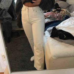 Vita jeans från weekday, sitter jättesnyggt. Möts upp i Stockholm eller fraktar men fraktkostnader tillkommer :)