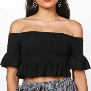  - Crop top från Boohoo, aldrig använd. Storlek 40, men liten i storlek så mer en S-M. Finns i Uppsala, kan skickas mot fraktkostnad! 