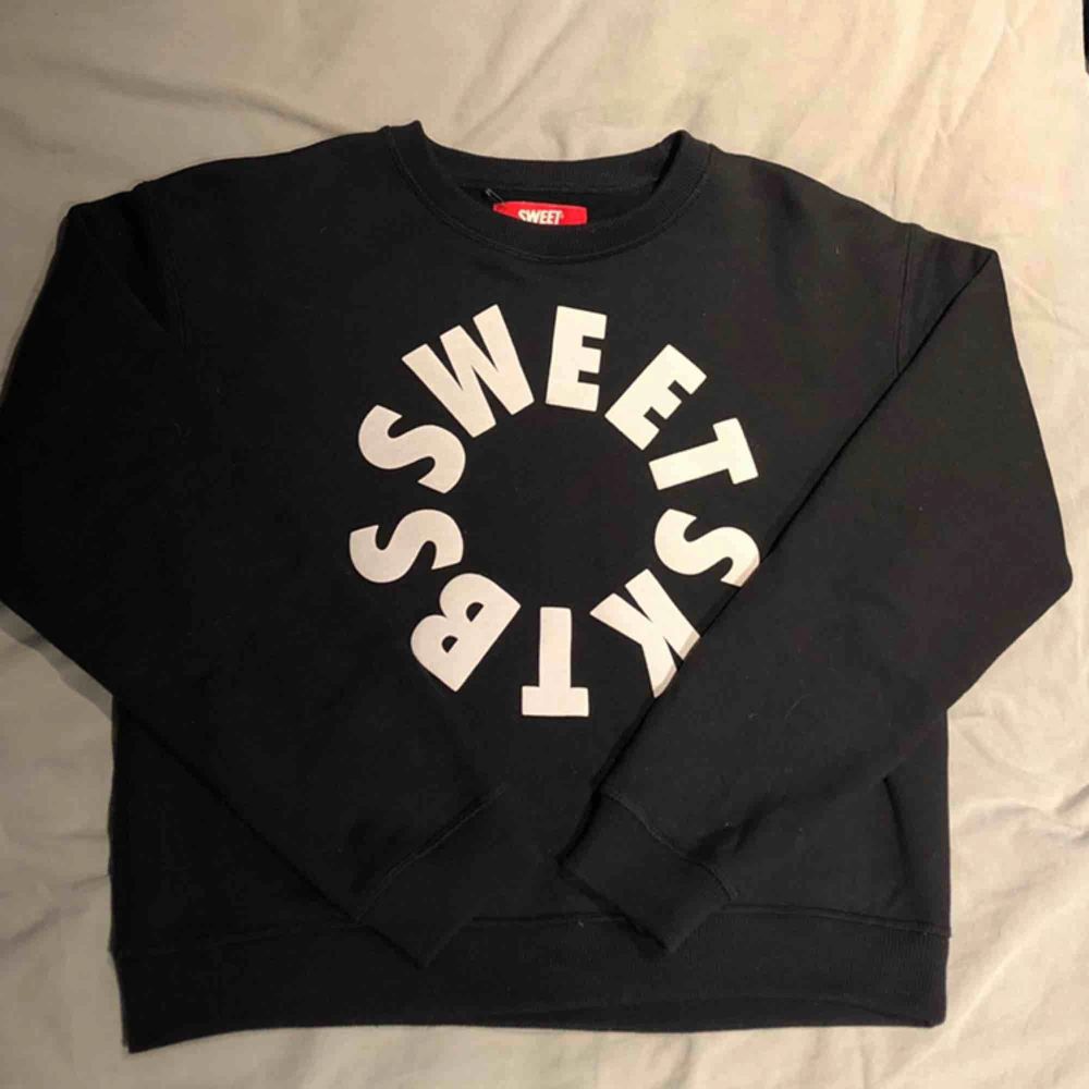 Modern sweatshirt från SWEET SKTBS i en lite mer boxig modell. Säljer då den inte kommer till användning. Köparen står för frakten. Huvtröjor & Träningströjor.