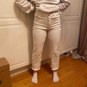 Super snygga crop flare jeans från vila i vitt. Se sista bilden för en liten rispa i tyget, men går att laga! Frakten betalar köparen