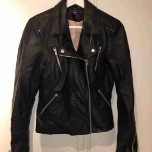  - Skinnjacka använd 1 gång från Vero Moda.