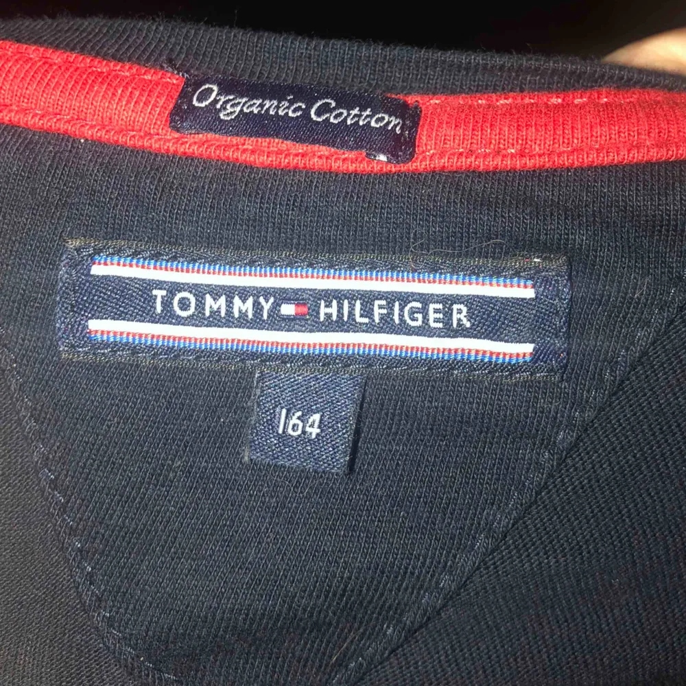 Marinblå Tommy Hilfiger t-shirt i strl 164 men passar en XS. Använd fåtal gång och i gott skick. Köparen står för frakten och pris kan diskuteras.. T-shirts.